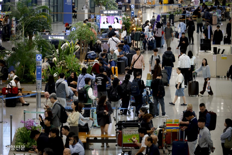 “황금연휴 잘 쉬었네”…붐비는 인천공항 입국장[포토뉴스]