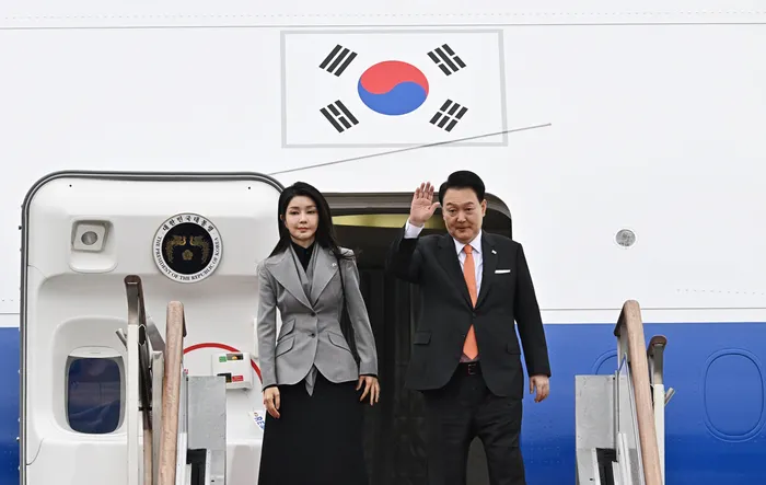 2023년 12월 11일 네덜란드를 국빈 방문하는 윤석열 전 대통령과 부인 김건희 여사가 경기도 성남 서울공항에 도착해 공군 1호기 탑승에 앞서 출국 인사를 하고 있다. 대통령실사진기자단