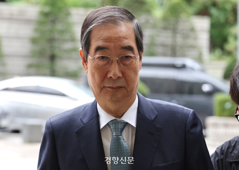 <b>한덕수</b>, ‘계엄의 밤’에 다른 사람 문건까지 직접 챙겼다···CCTV에 그...