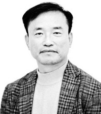[정동칼럼]제왕적 대법원장제와 민주화의 역설
