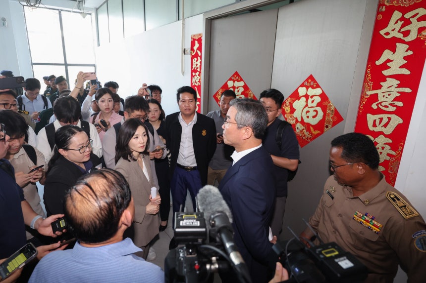 김진아 외교부 2차관, 박성주 경찰청 국가수사본부장 등 정부 합동대응팀원들이 16일 캄보디아 프놈펜 인근 범죄단지 내부를 둘러보고 있다. 연합뉴스