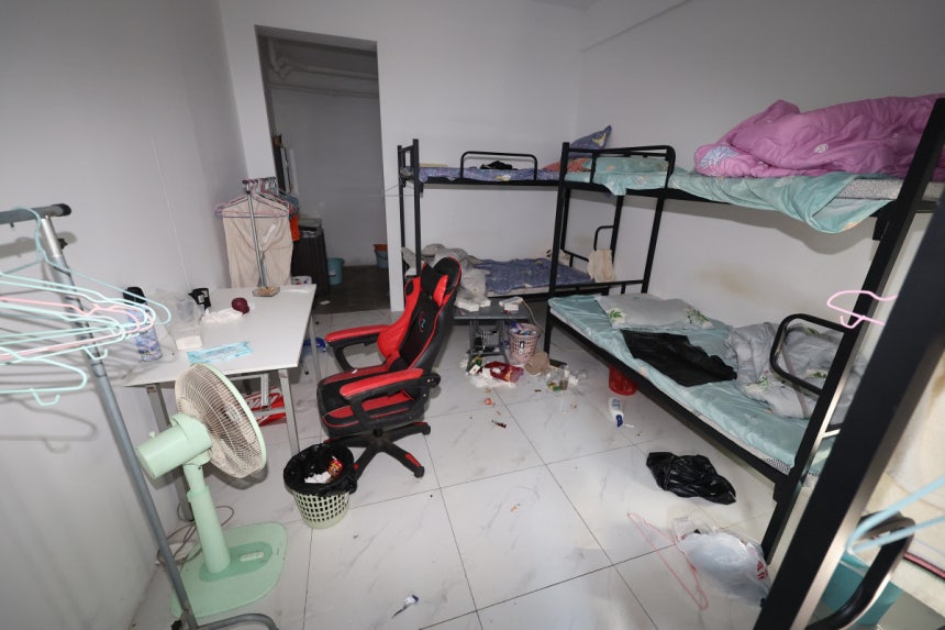 캄보디아 프놈펜 인근 범죄단지 내에 16일 조직원들의 생활 흔적이 남아 있다. 연합뉴스