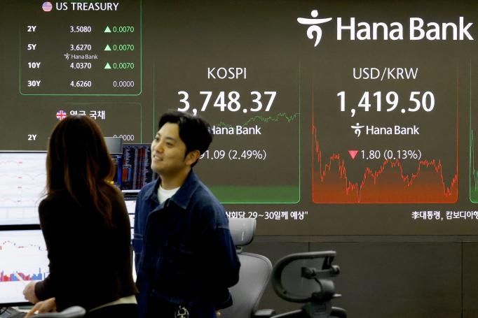 기록 갈아치우는 코스피, 주식 팔아치우는 개미들···국장 ‘의심의 벽’ 여전