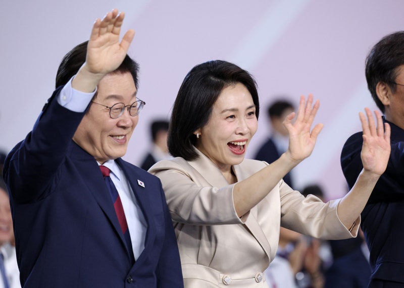 이 대통령 “<b>부산</b> ‘제2 수도’ 영광 되찾아야···균형발전에 최선”...
