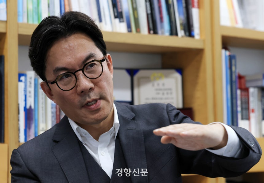 김경민 서울대 환경대학원 교수가 10월 15일 자신의 연구실에서 정부의 부동산 정책과 시장 전망에 대해 이야기 하고 있다. 서성일 선임기자