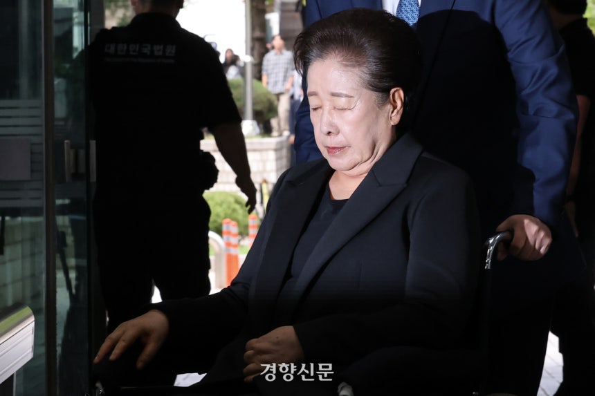 김건희 여사와 권성동 국민의힘 의원에게 금품을 주고 교단 현안을 청탁한 혐의를 받는 한학자 통일교 총재가 지난달 22일 구속 영장 심사를 받기 위해 서울 서초구 서울중앙지법으로 출