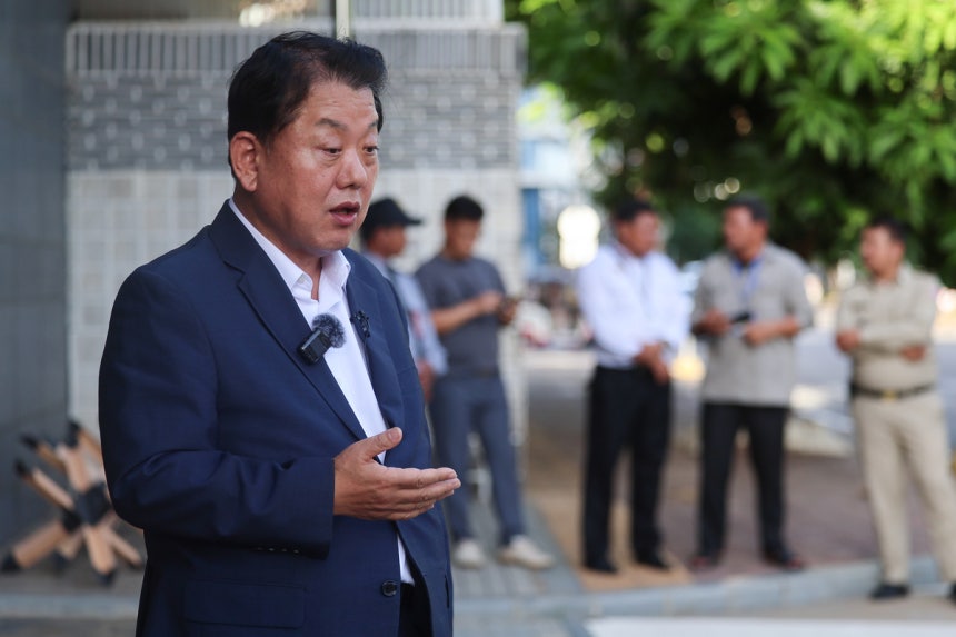 더불어민주당 재외국민안전대책단 단장인 김병주 최고위원이 18일(현지시간) 캄보디아 프놈펜에 있는 주캄보디아 한국 대사관 앞에서 한국인 구출 관련 내용을 브리핑하고 있다. 김 최고위