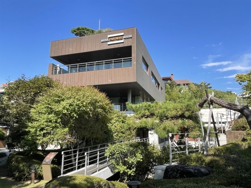 서울시는 서울 소재 중소기업을 위한 비즈니스 전용공간으로 사용하는 서울파트너스하우스 일부를 개축해 서울시장 공관으로 사용하고 있다. 서울시 제공