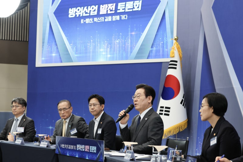 이 대통령 “K방산에 대대적 예산 투입, 주력 제조업으로 육성”