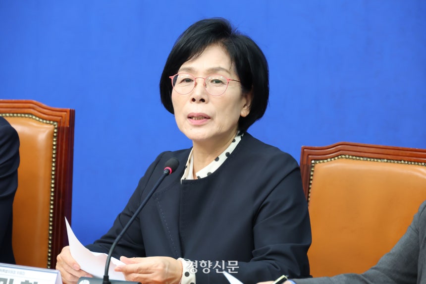 국회 과학기술정보방송통신위원장인 최민희 더불어민주당 의원이 20일 국회에서 열린 당 언론개혁특별위원회 ‘허위조작정보 근절안’ 발표 기자회견에서 발언하고 있다. 한수빈 기자