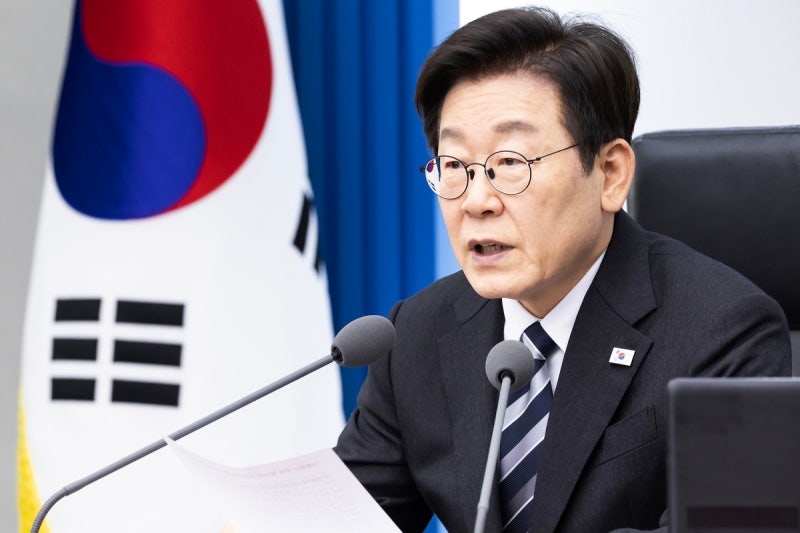 이 대통령 지지율 56%, 2%P 반등···‘10·15 <b>부동산</b> 대책’ 큰 영향 없...