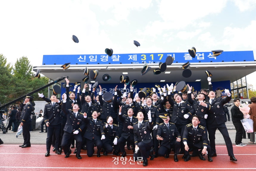 24 ߾Ӱб  317   Ŀ  ڸ  ȯȣϰ ִ. û 