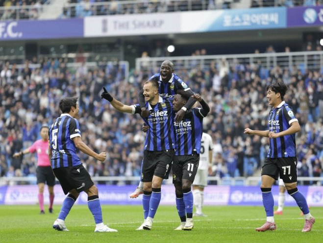 ‘골프 세리머니’ 이청용 극장골 ‘생존왕’ 인천은 1년 만에 ‘1부로’