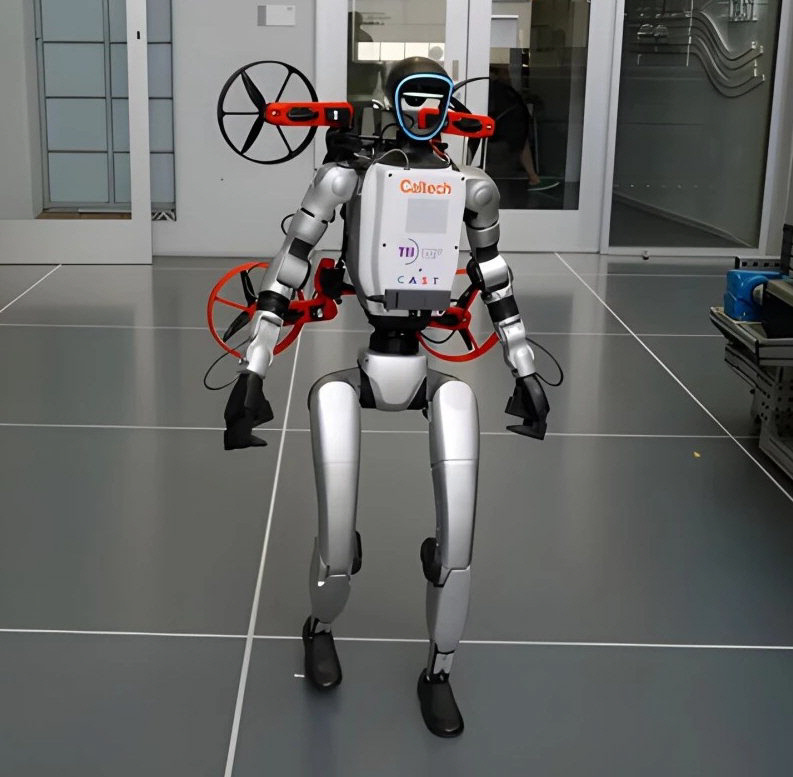 캘리포니아공대와 아부다비 기술혁신연구소(TII)가 개발한 로봇 ‘X1’이 실내를 걷고 있다. 캘리포니아공대 제공