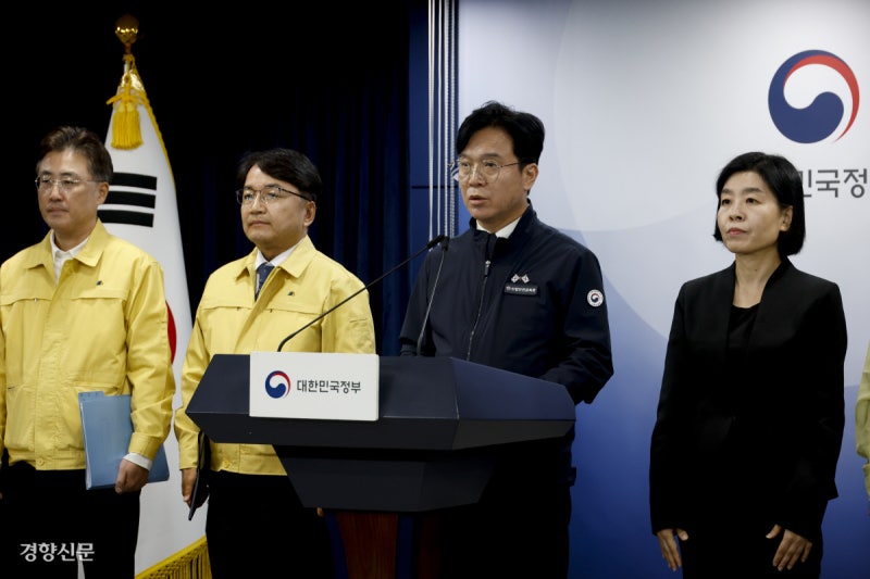 노동부 장관, 경주 아연공장 사고 브리핑[포토뉴스]