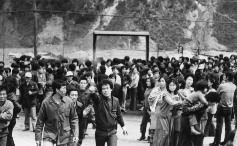 ‘폭도’라는 이름 뒤 숨은 ‘국가폭력’…사북항쟁 다룬 다큐멘터리 <1980 사북>