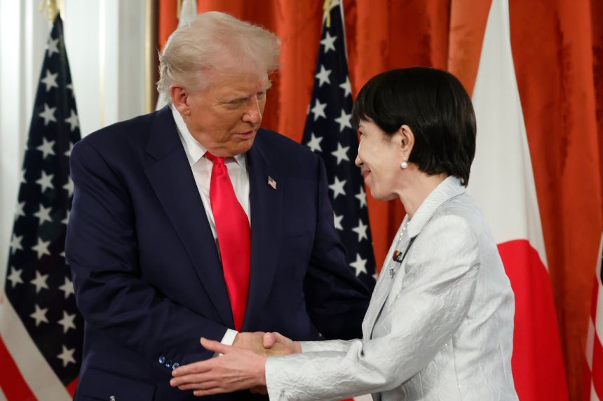 도널드 트럼프 미국 대통령과 다카이치 사나에 일본 총리가 28일 도쿄 아카사카 영빈관에서 회담하며 악수를 하고 있다. AP연합뉴스