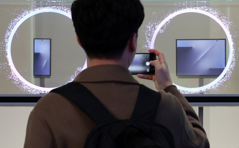 삼성전자, 두 번 접는 스마트폰 첫 공개…모두 펼치면 10인치 태블릿 크기