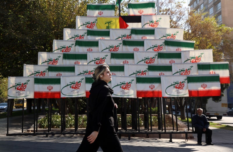 경제 위기 드리운 이란…여성들은 거리서 머리카락 드러냈다