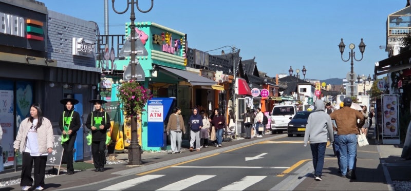 “한�국 역사 배우고 싶어요”…경주 ‘핫플’마다 외국인들 북적