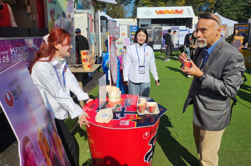 ‘케데헌 라면’ 먹고 찰보리빵 간식…외신 기자들 “맛있어요” 엄지 척!
