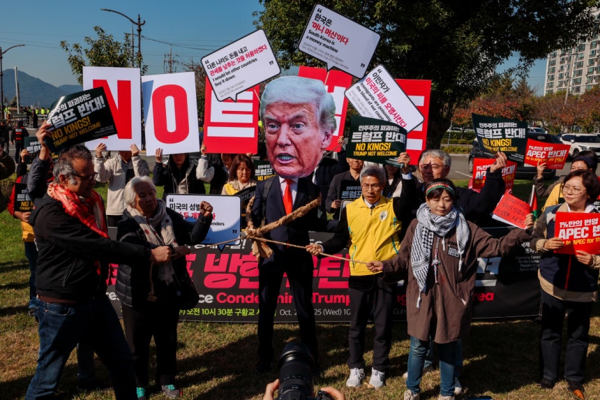 ‘2025 APEC 반대 국제민중행동 조직위원회’ 활동가들이 29일 경북 경주시 구황교네거리에서 이날 방한한 도널드 트럼프 미국 대통령을 규탄하는 기자회견을 하고 있다.  이준헌 