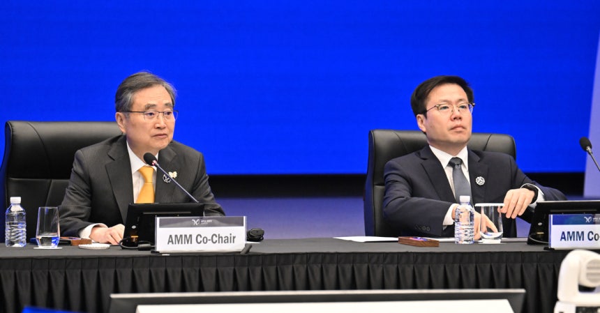 조현 외교부 장관(왼쪽)이 30일 오전 경북 경주시 소노캄 경주 그랜드볼룸에서 열린 2025 APEC 외교통상합동각료회의 개회식에 참석해 개회사를 하고 있다. 오른쪽은 여한구 통상