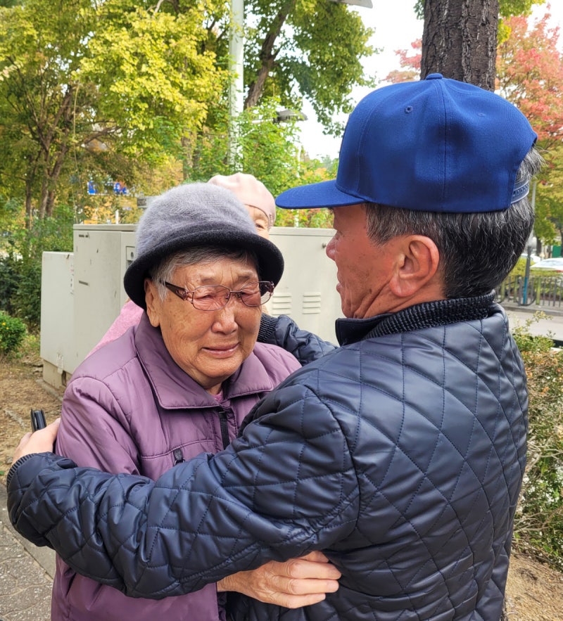 어머니 만난 사할린 동포 “한국은 따뜻해서 좋아요”