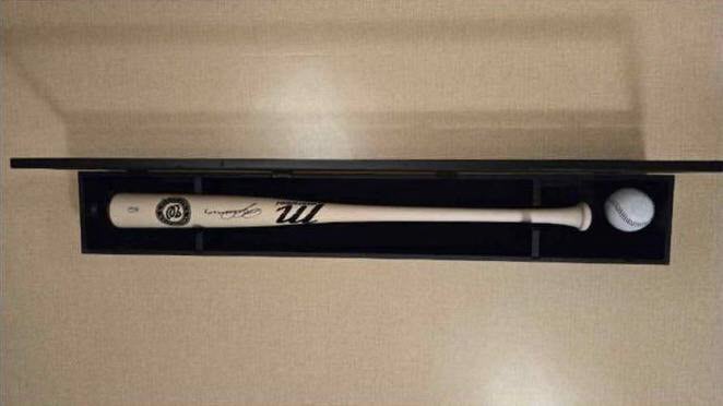 트럼프, 이 대통령에 “관세협상 제일 잘해” 금관·훈장 답례로 MLB 선수 배트