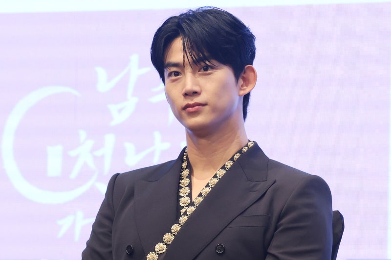 <b>옥택연</b>, 내년 봄 비연예인 여자친구와 <b>결혼</b>