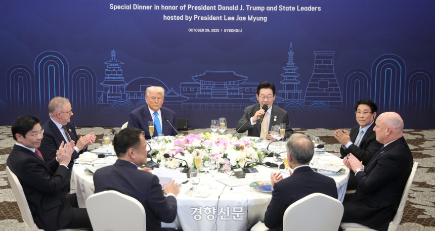 이재명 대통령이 29일 저녁 경북 경주 힐튼호텔에서 열린 APEC 리더스 실무협의 만찬에서 도널드 트럼프 대통령과 악수를 한 뒤 발언을 이어나가고 있다. 경주|김창길 기자