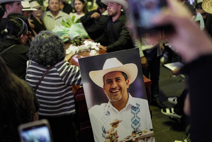 범죄 카르텔 맞선 멕시코 시장 피살…시민들 “셰인바움 정부 물러나라”