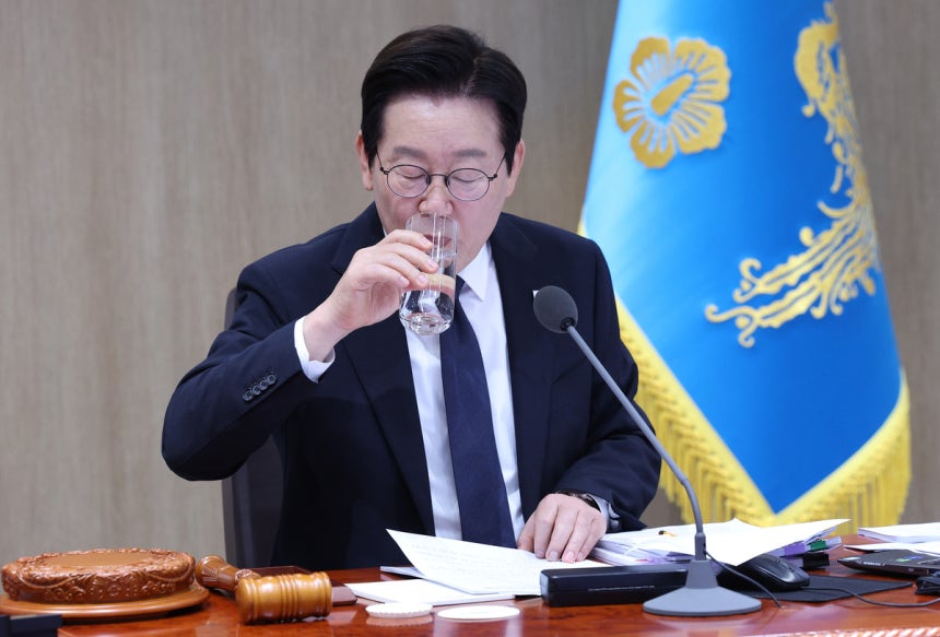 이재명 대통령이 지난 4일 용산 대통령실에서 열린 제48회 국무회의에 참석해 물을 마시고 있다.  김창길 기자