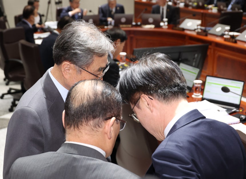지난 4일 용산 대통령실에서 열린 국무회의에서 조현 외교부 장관(왼쪽부터),  위성락 국가안보실장, 김정관 산업부 장관이 대화하고 있다. 연합뉴스