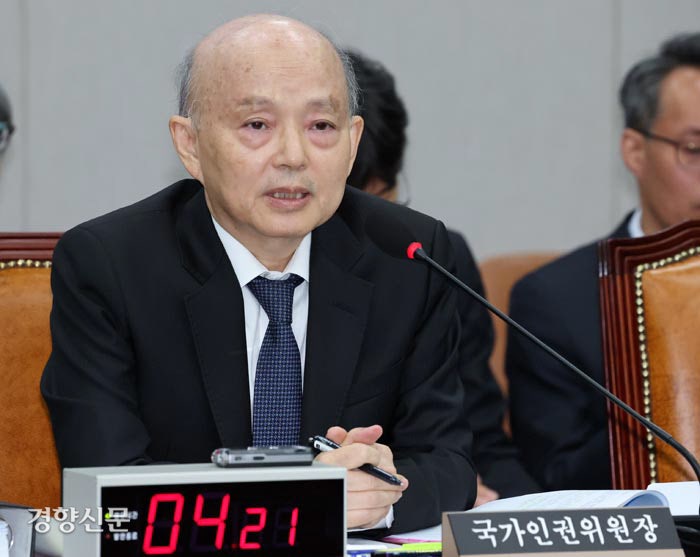 안창호 “윤 방어권, 부끄럽지 않아”…여권 “인권위원장 사퇴를”