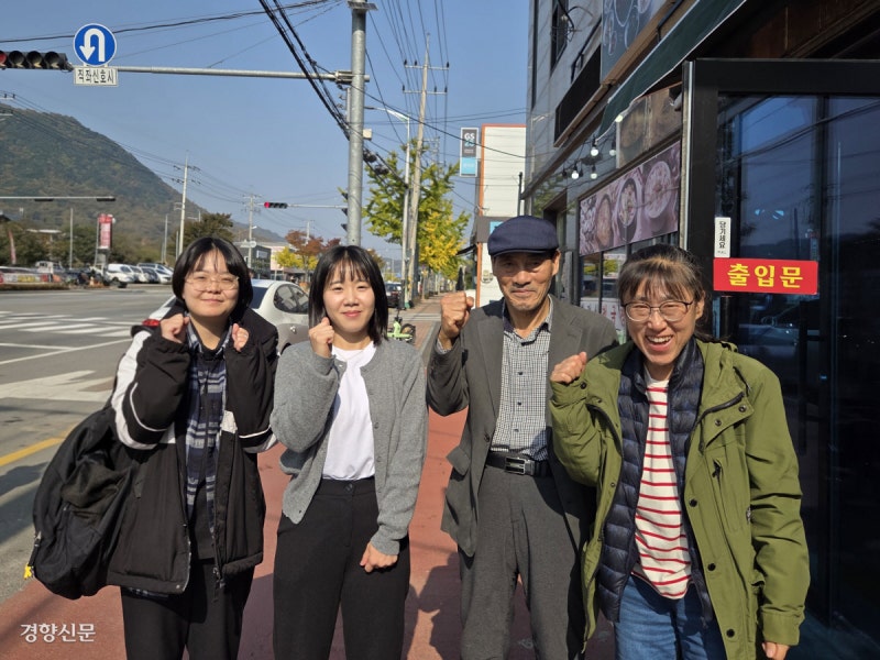 ‘겁 많은 딸’이 첫 재판 서기까지 1년7개월…똑같은 ‘아픔’들 모여 곁을 지켰다