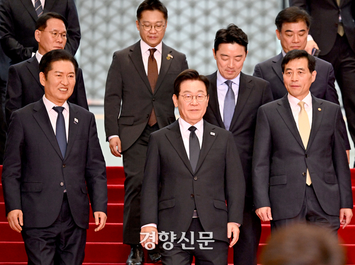 이재명 대통령이 지난 4일 국회 본회의장에서 2026년도 정부 예산안 시정연설을 마친 후 정청래 더불어민주당 대표와 이야기하며 이동하고 있다. 김창길 기자