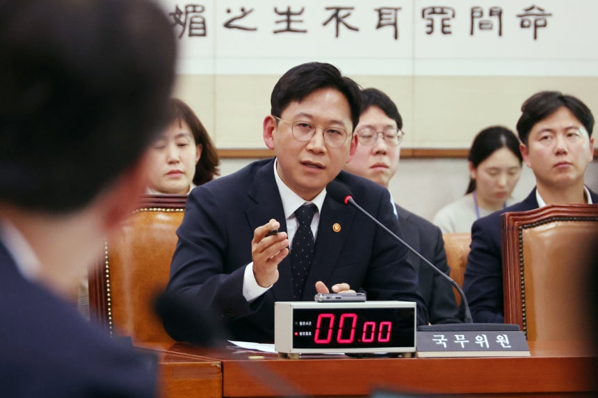 배경훈 과학기술정보통신부 장관이 12일 국회에서 열린 법제사법위원회 전체회의에 출석해 ‘헌법존중 정부혁신 TF(태스크포스)’에 대한 신동욱 국민의힘 의원의 질의에 답변하고 있다. 