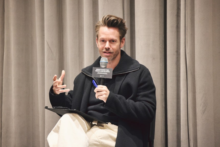 안무가 알렉산더 에크만이 12일 서울 강서구 LG아트센터에서 열린 기자간담회에서 예테보리 오페라 댄스컴퍼니와 함께 선보이는 &lt;해머&gt;에 대해 설명하고 있다. LG아트센터 