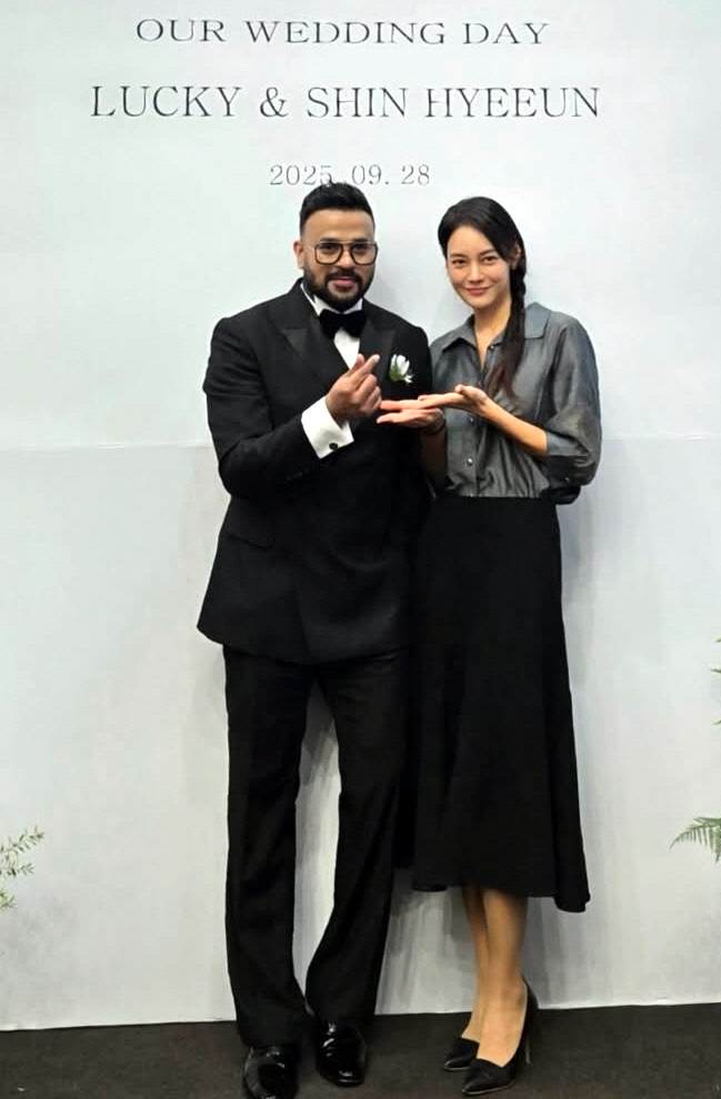 지난 9월 방송인 안현모(오른쪽)가 인도 출신 방송인 럭키의 결혼식에 참석해 ‘하객룩의 정석’을 선보였다. 안현모 인스타그램