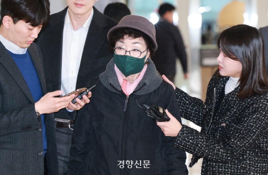 양평 공흥지구 개발 특혜 의혹과 관련해 김건희 여사의 모친 최은순씨가 지난 11일 서울 광화문 KT빌딩에 마련된 민중기 특별검사팀 사무실에 피의자 신분으로 재출석하고 있다. 정지윤 선임기자