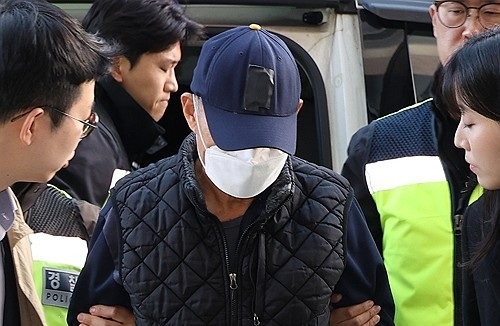 21명의 사상자를 낸 부천 1톤 트럭 운전사가 지난 15일 영장실질심사를 받기 위해 법원에 들어가고 있다. 연합뉴스