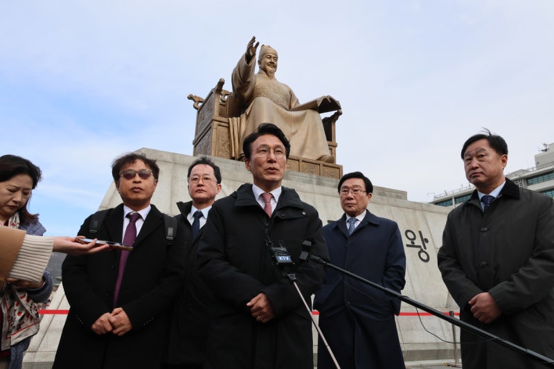 <b>김민석</b>, ‘받들어총’ <b>논란</b> 광화문 ‘감사의 정원’ 공사 현장 방문··...