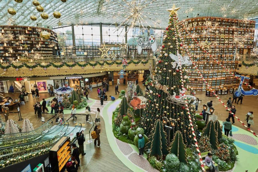 스타필드 코엑스몰점 별마당 도서관에 장식된 ‘책속에서 펼쳐지는 크리스마스’. 스타필드 제공