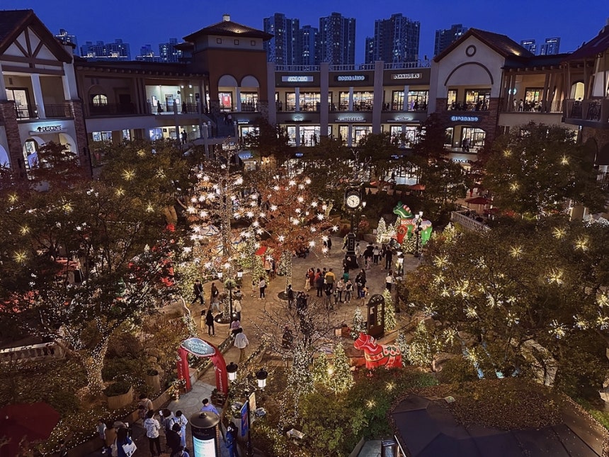 매년 화려한 크리스마스 장식을 선보이는 신세계프리미엄 아울렛 시흥점. 신세계사이먼 제공
