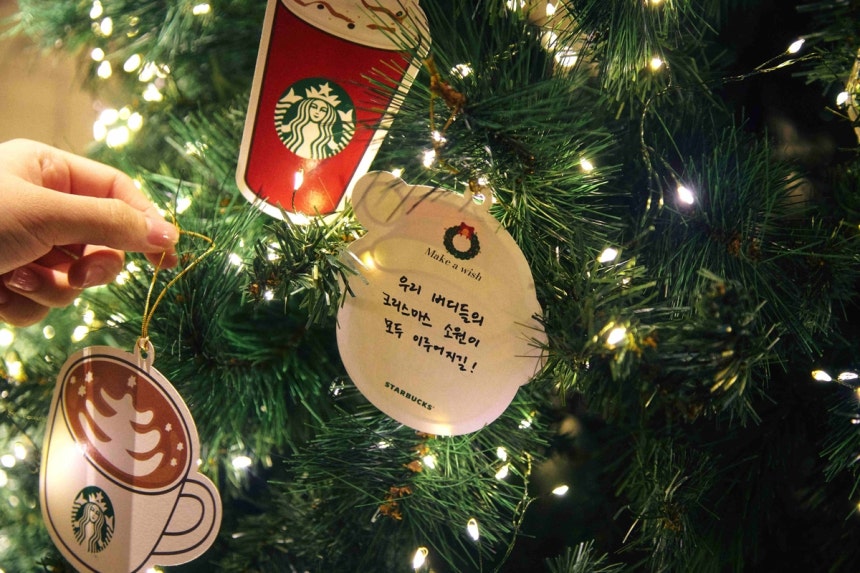 1960년대 장충동 저택에 있는 스타벅스 장충라운지R의 크리스마스 위시카드. 스타벅스 제공