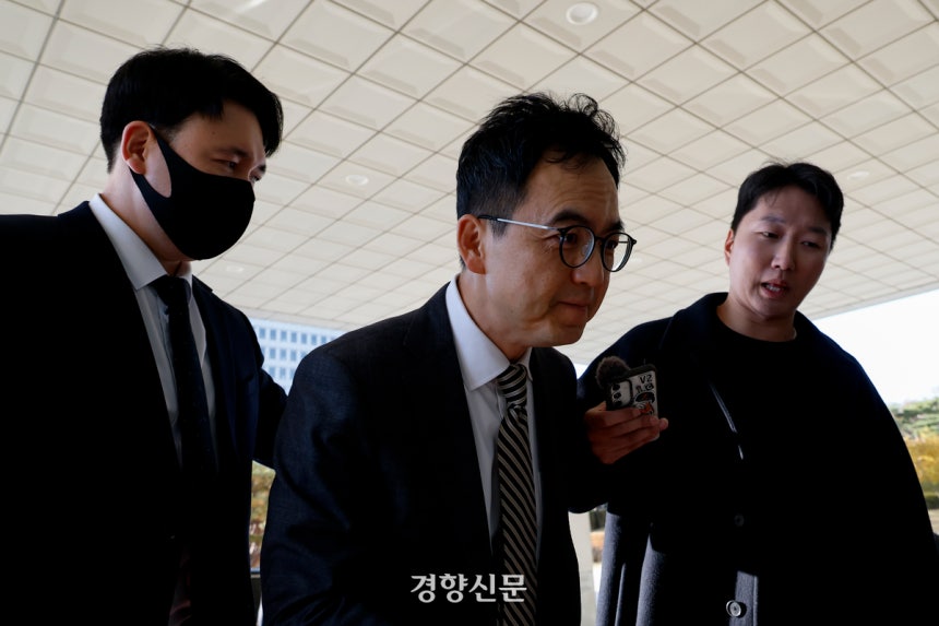 검찰총장 직무대행을 맡은 구자현 대검찰청 차장검사가 18일 서울 서초구 대검 청사로 출근하고 있다. 문재원 기자