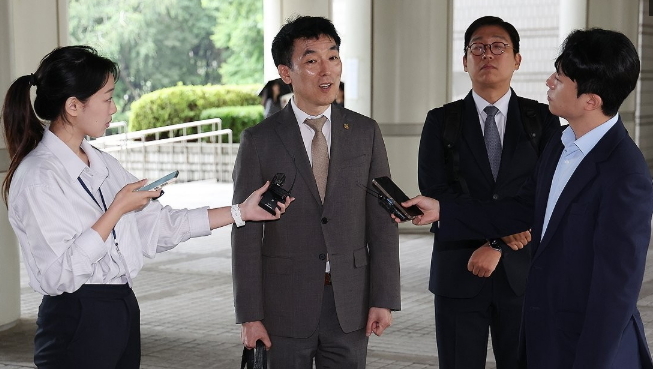 지난 6월 서울 서초구 서울중앙지법에서 김 전 장관의 변호인인 이하상 변호사(왼쪽 두 번째)가 취재진에게 입장을 밝히고 있다. 연합뉴스 제공