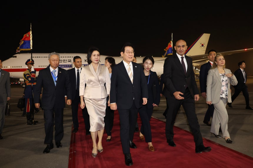 President Lee Jae-myung and First Lady Kim Hye-kyung, officially visiting Egypt, arrive at Cairo International Airport on the 19th (local time), disembarking from Air Force One and proceeding. Yonhap News