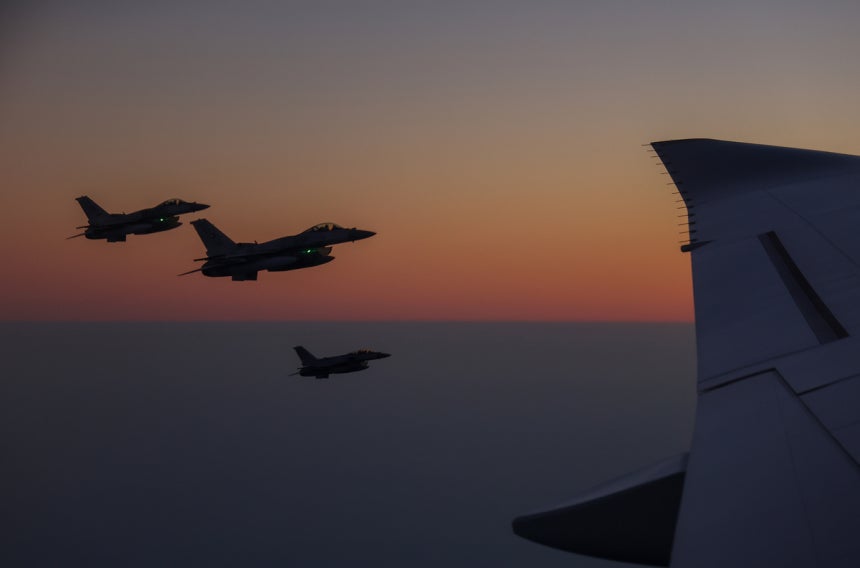 On the 19th (local time), Air Force One carrying President Lee Jae-myung and First Lady Kim Hye-kyung, having completed a state visit to the UAE, is escorted by UAE Air Force fighter jets as it heads to Egypt, the next stop on their tour. Yonhap News
